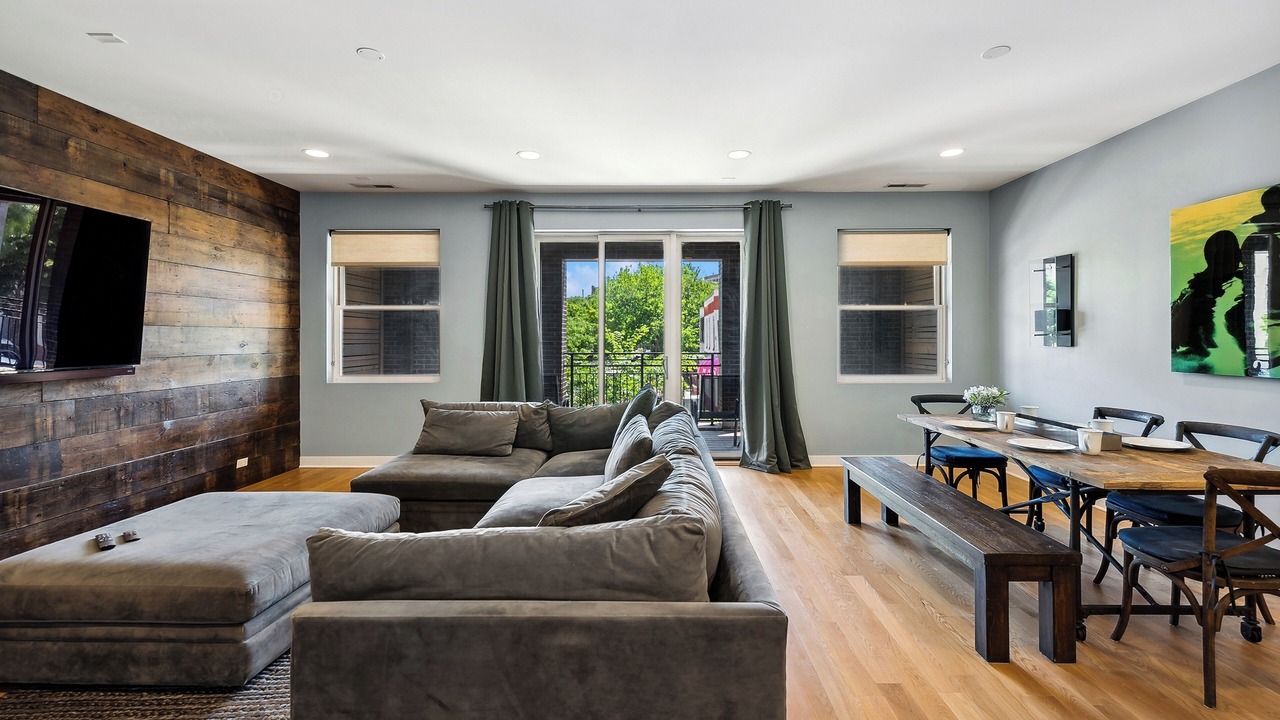 Photo of Livingroom in Lakeview