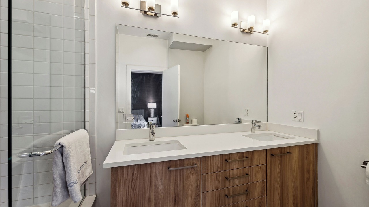 Photo of Bathroom in Lakeview
