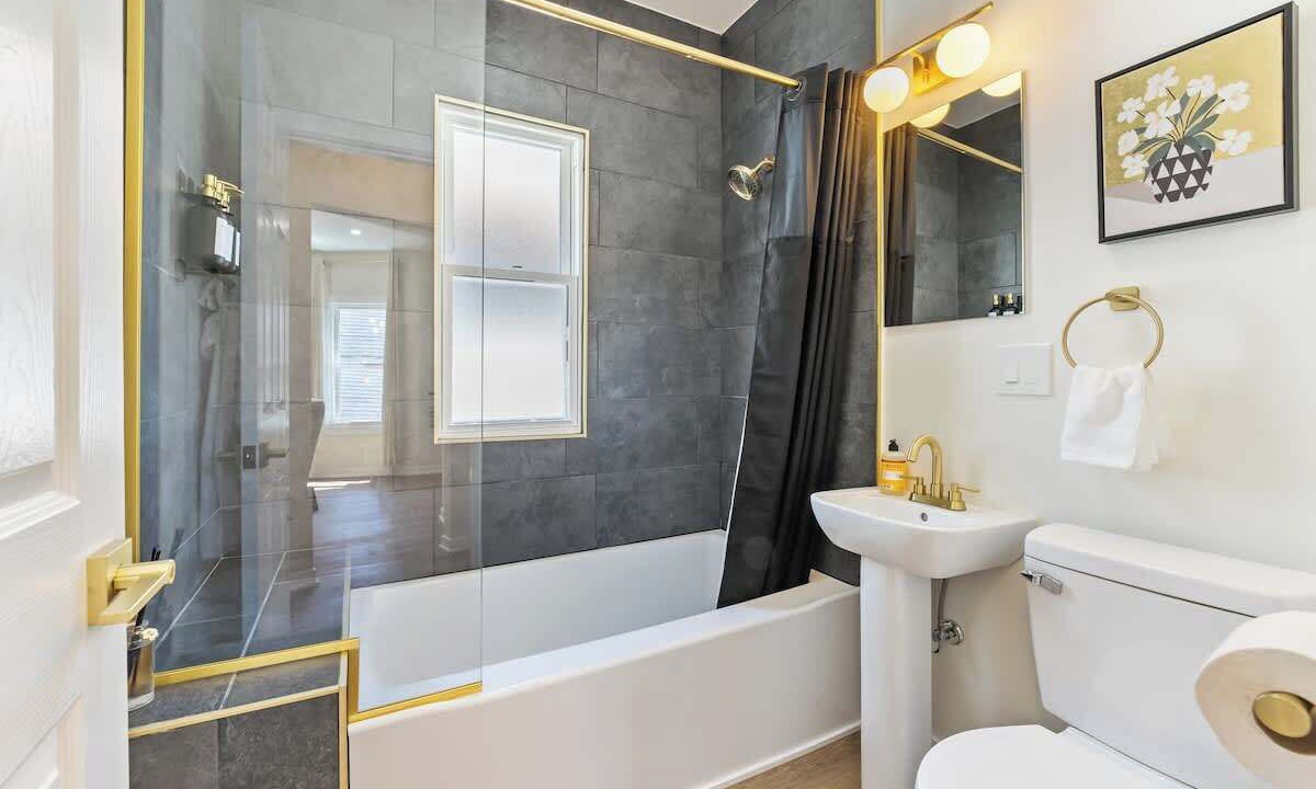 Photo of Bathroom in Oak Park