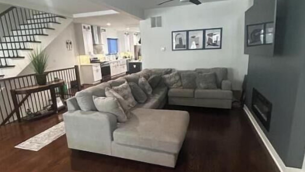 Photo of Livingroom in East Beverly