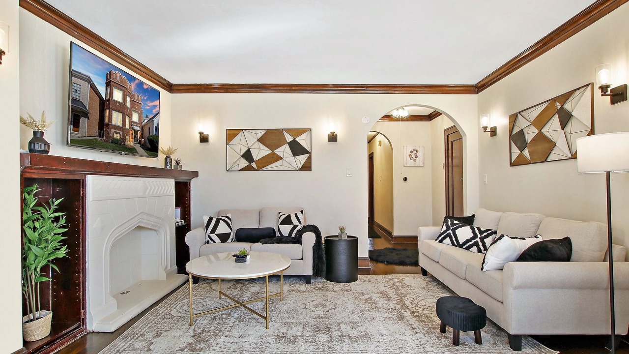 Photo of Livingroom in Jefferson Park