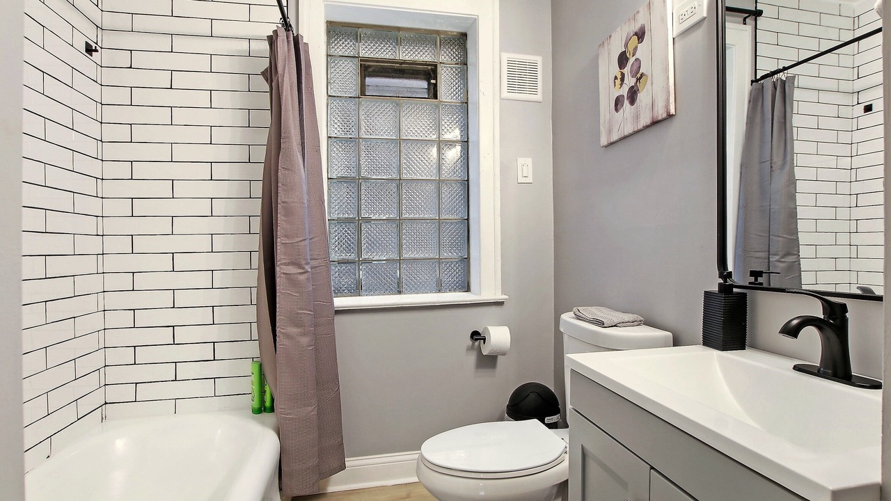 Photo of Bathroom in Jefferson Park