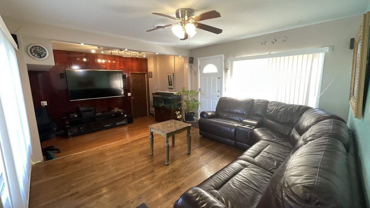 Photo of Livingroom in Glenview