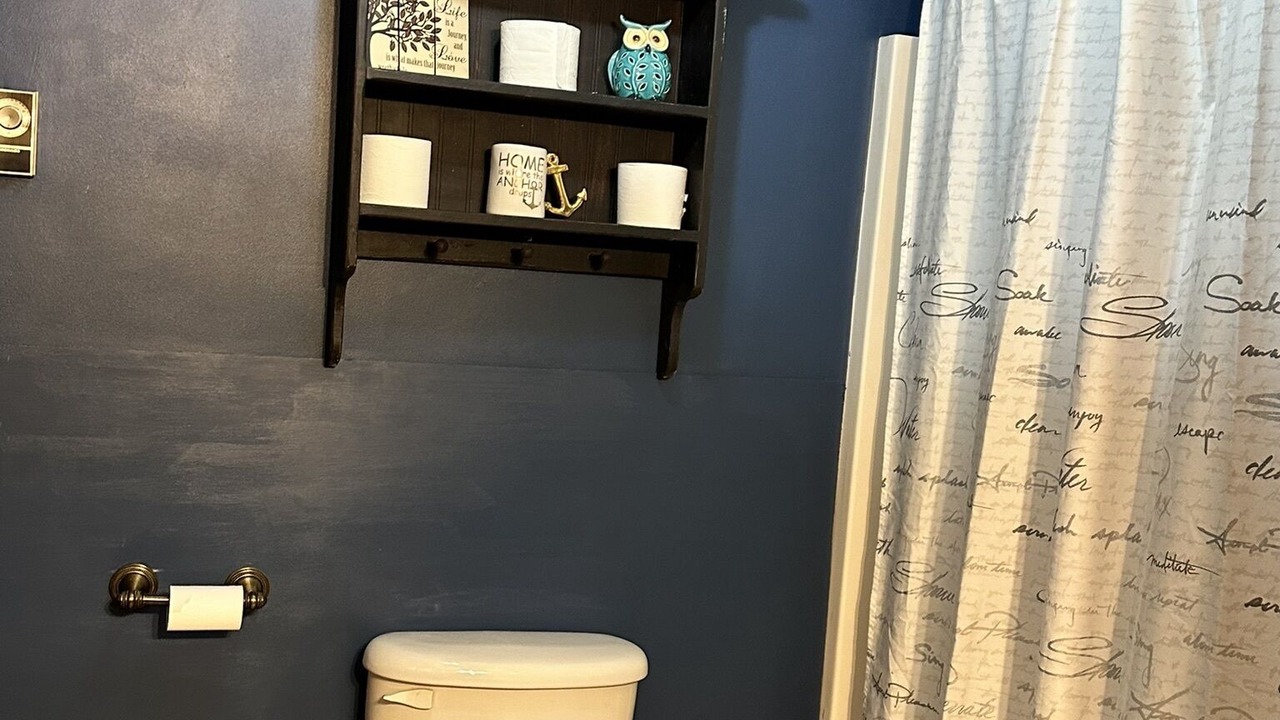 Photo of Bathroom in Flora