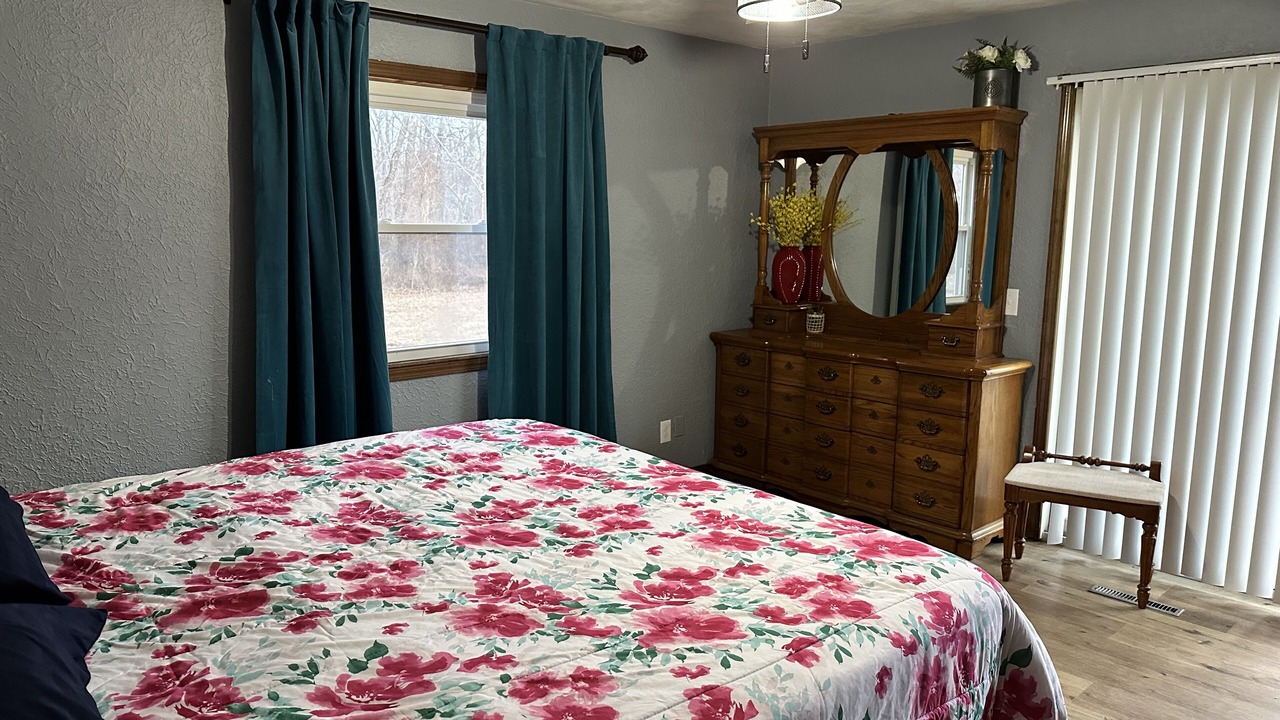 Photo of Bedroom in Flora