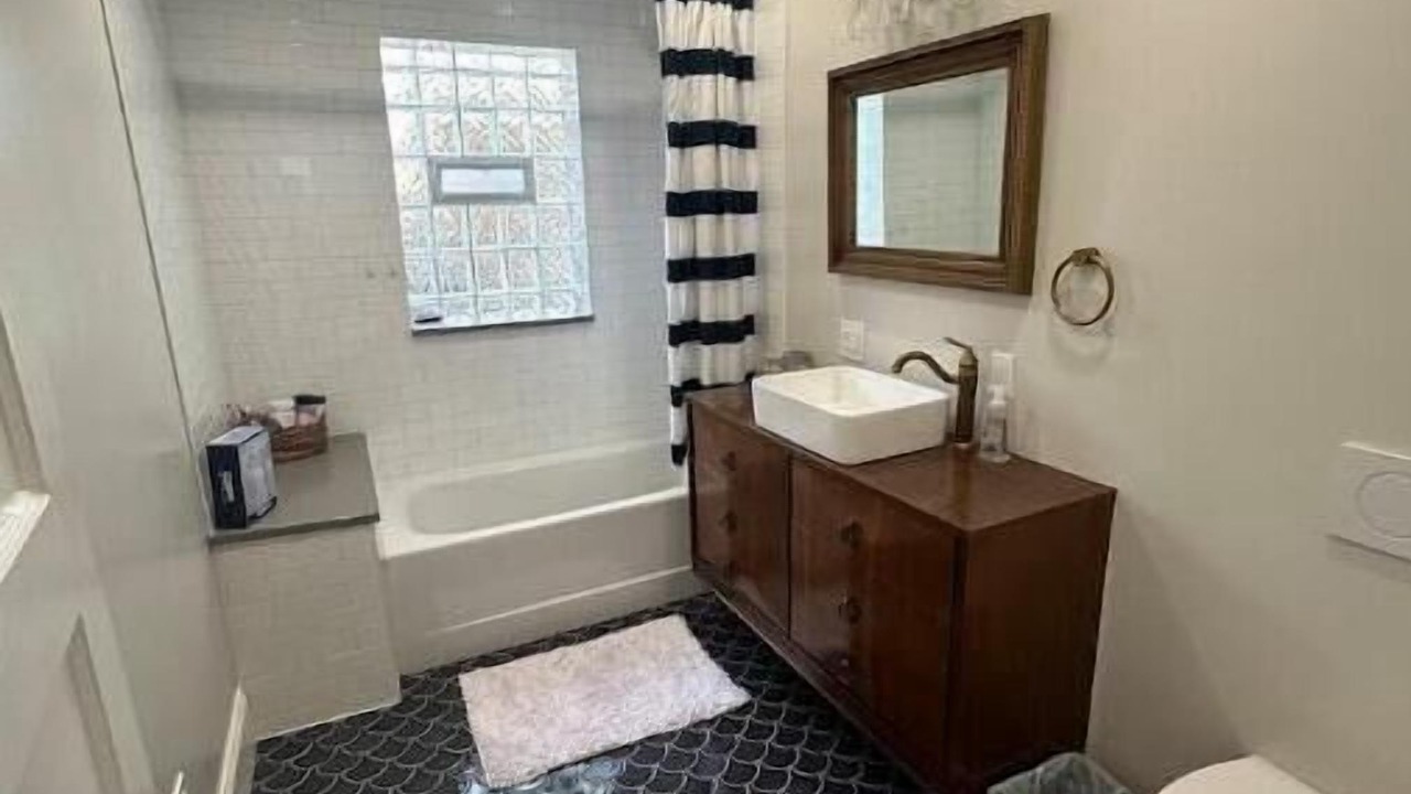 Photo of Bathroom in Rogers Park