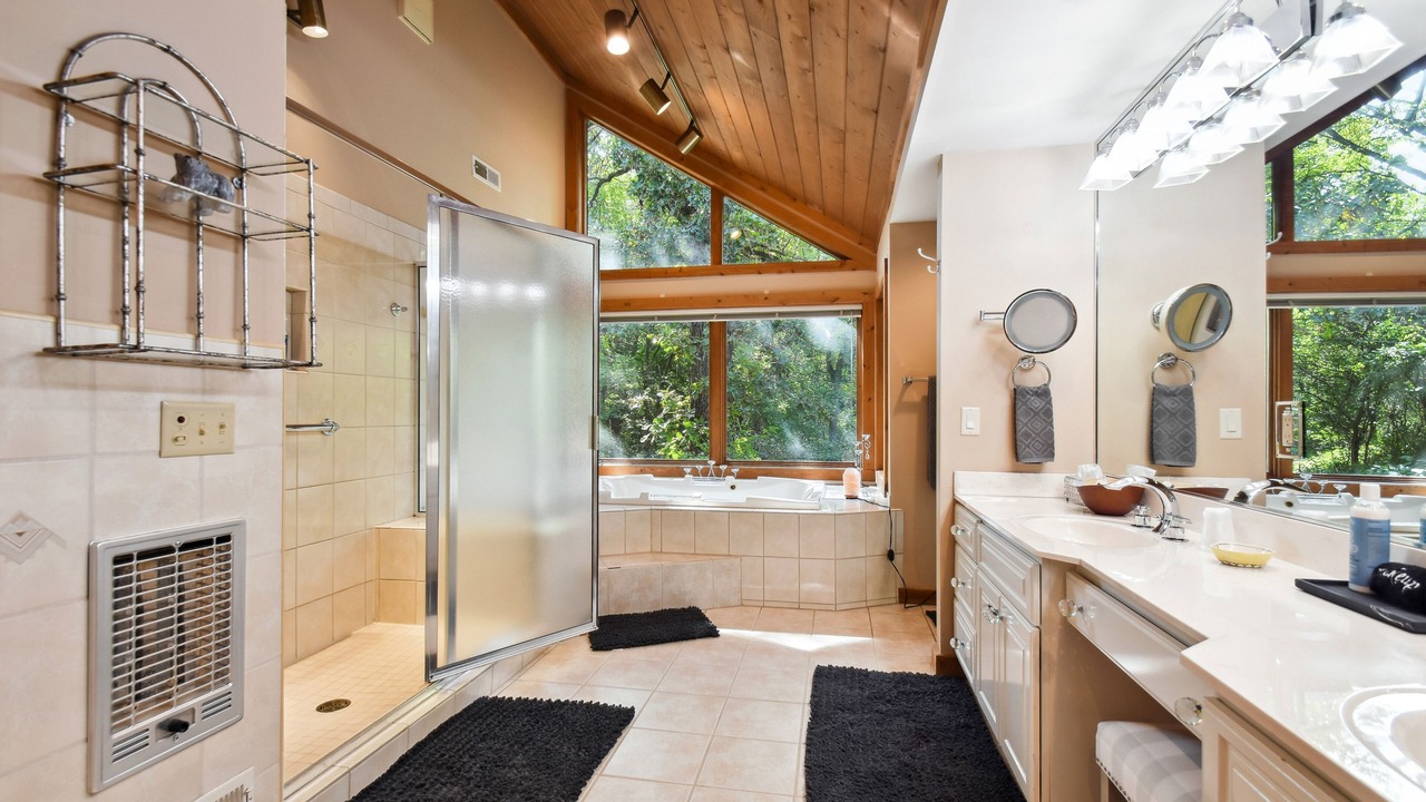 Photo of Bathroom in The Galena Territory