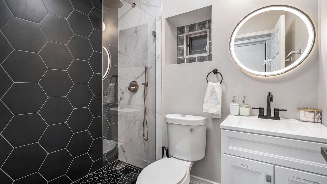 Photo of Bathroom in Lakeview