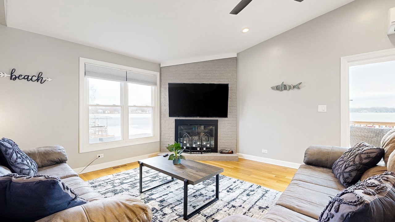 Photo of Livingroom in Channel Lake