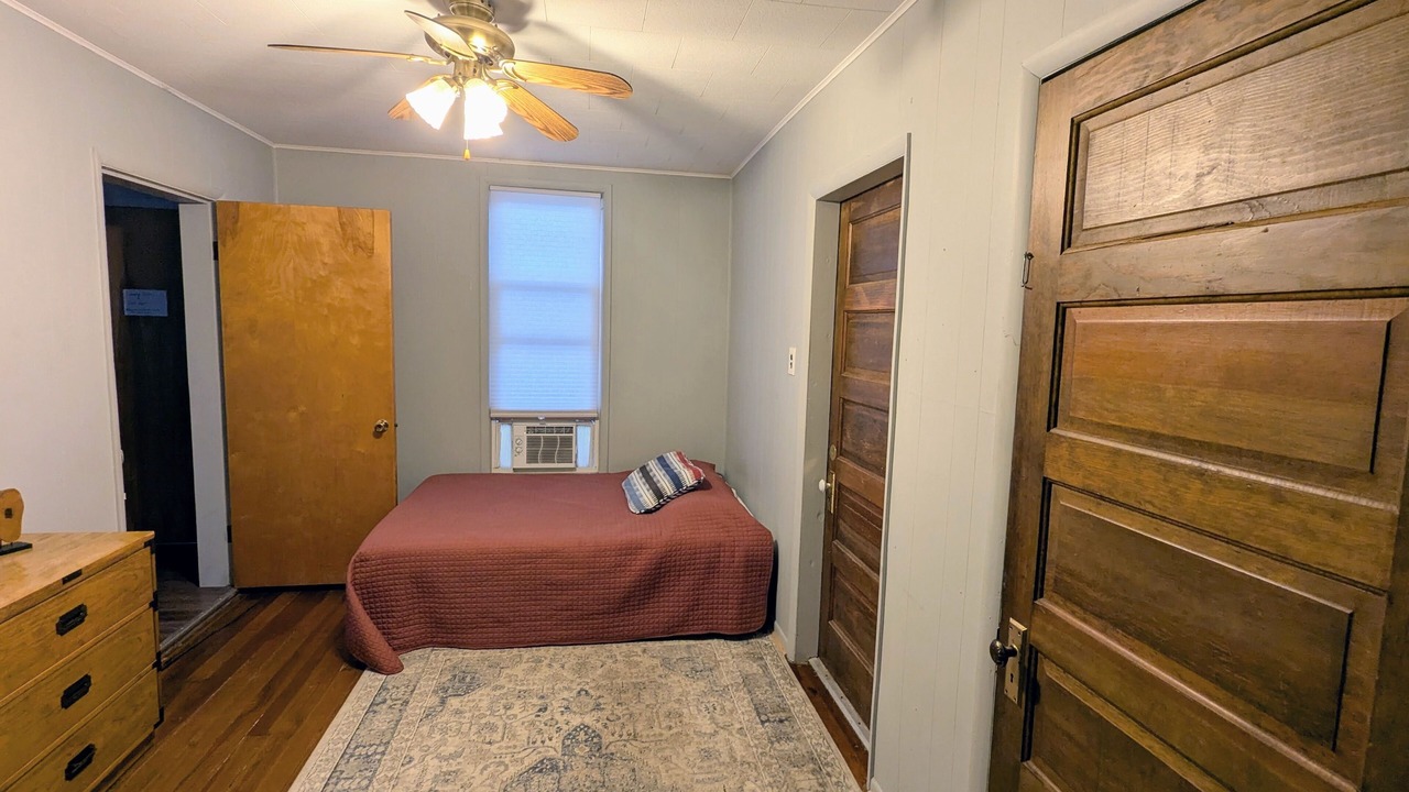 Photo of Bedroom in Oblong