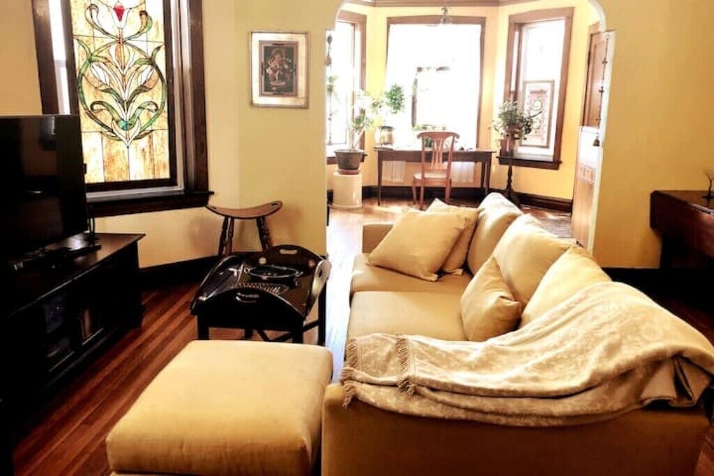 Photo of Livingroom in North Center