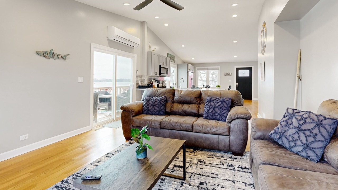 Photo of Livingroom in Channel Lake