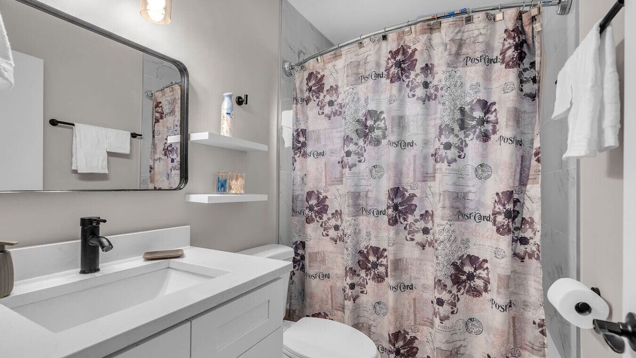 Photo of Bathroom in Lake in the Hills