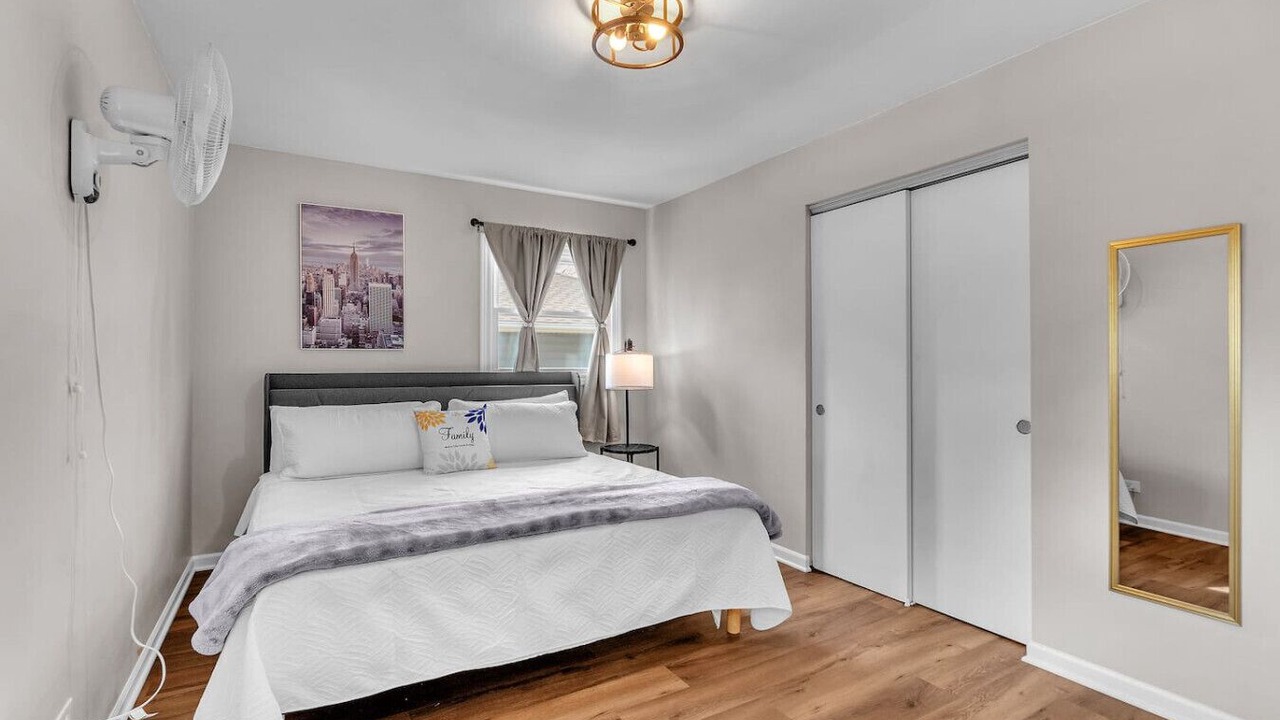 Photo of Bedroom in Lake in the Hills