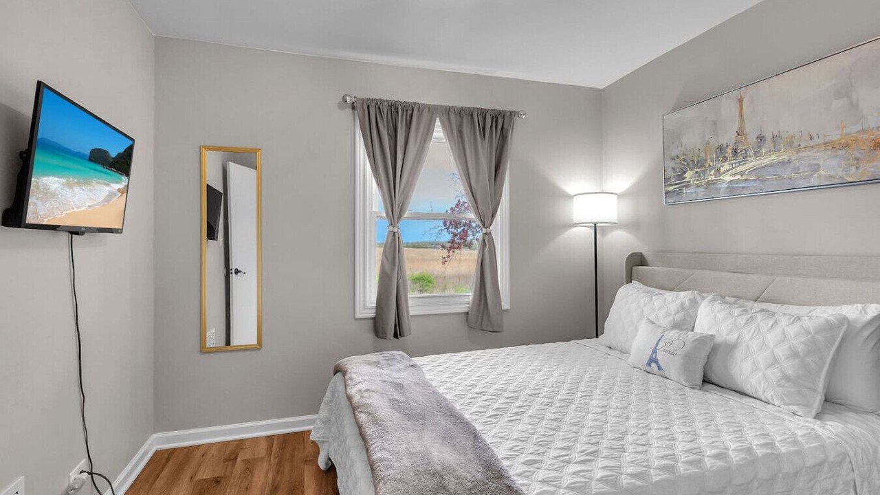 Photo of Bedroom in Lake in the Hills