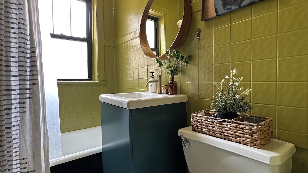 Photo of Bathroom in Lakeview
