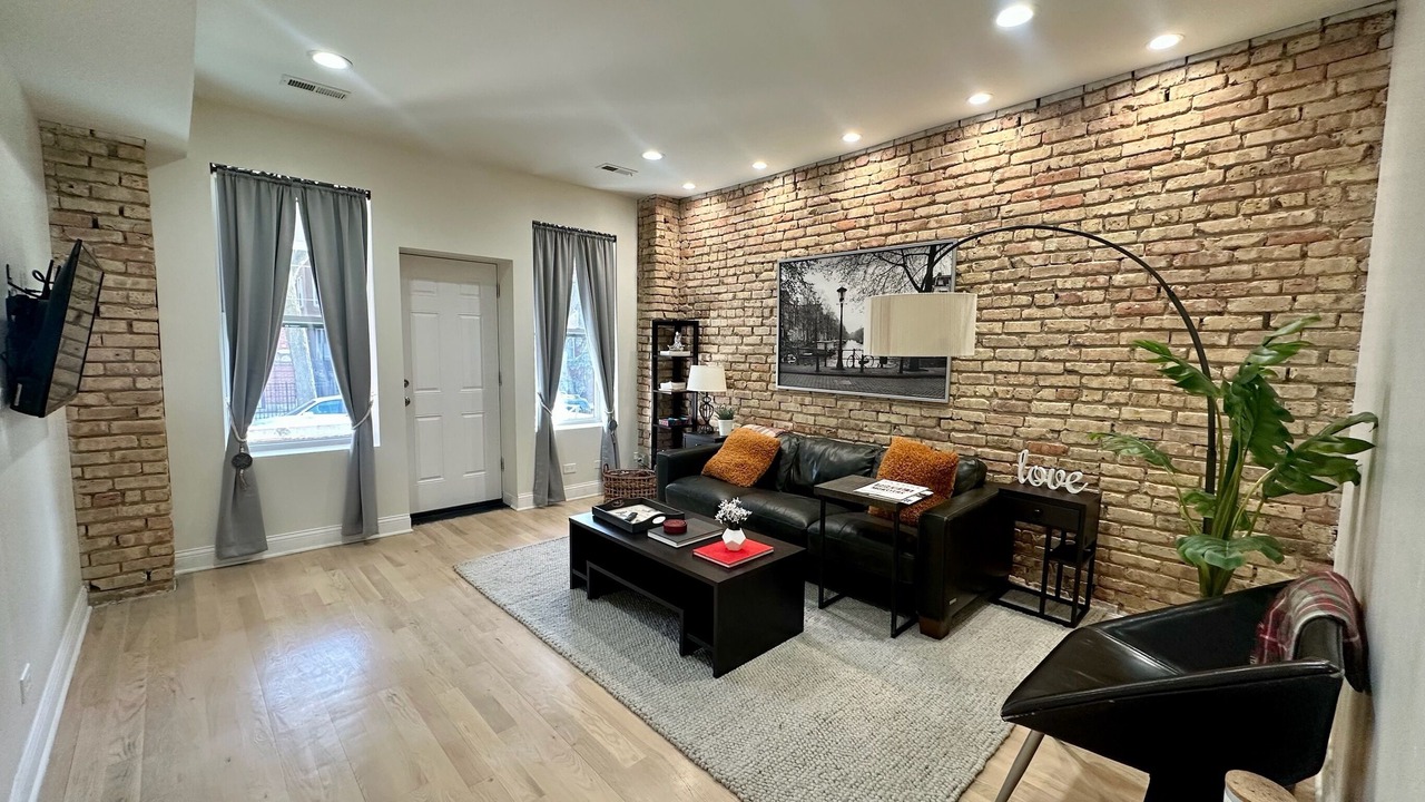 Photo of Livingroom in East Albany Park
