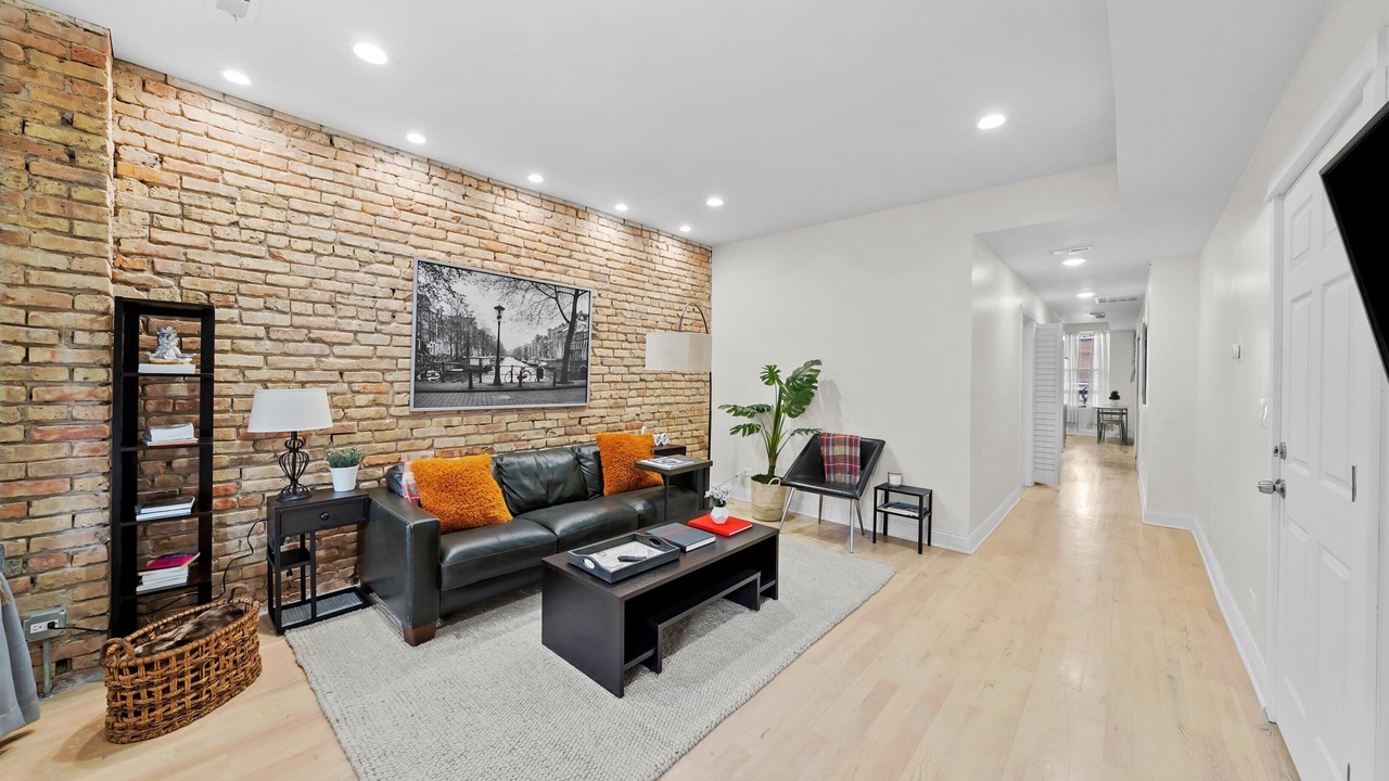 Photo of Livingroom in East Albany Park