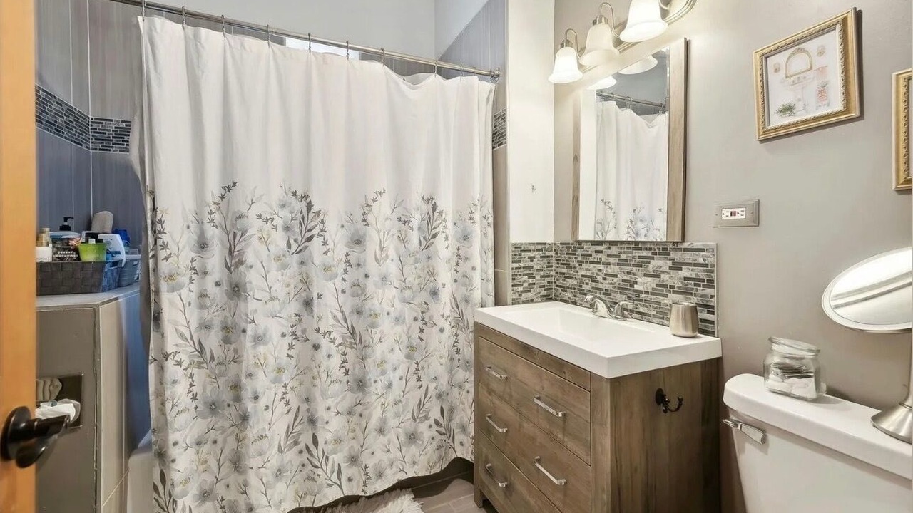 Photo of Bathroom in East Garfield Park