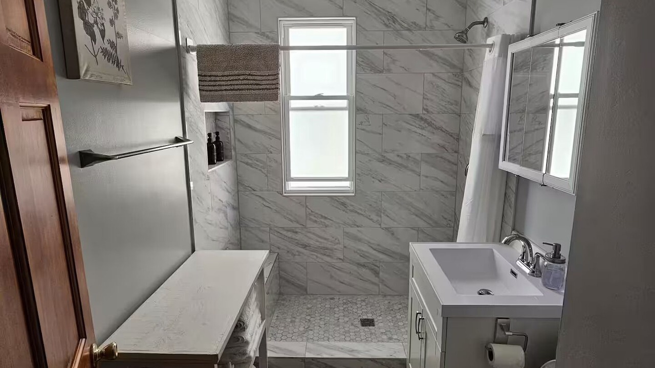 Photo of Bathroom in Logan Square