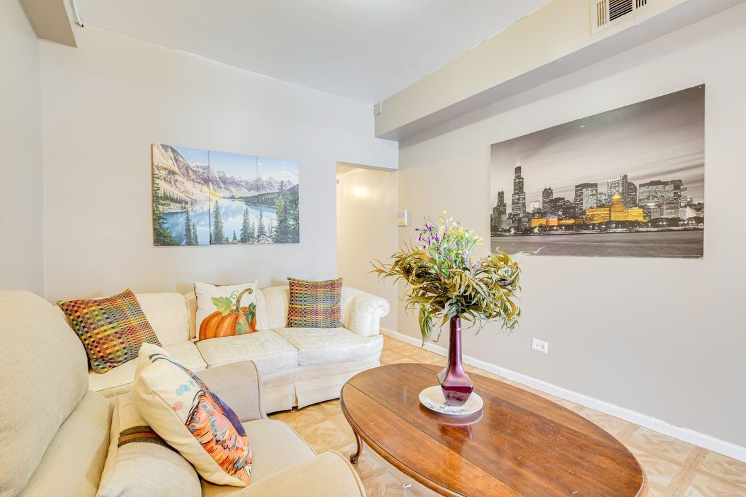Photo of Livingroom in East Garfield Park