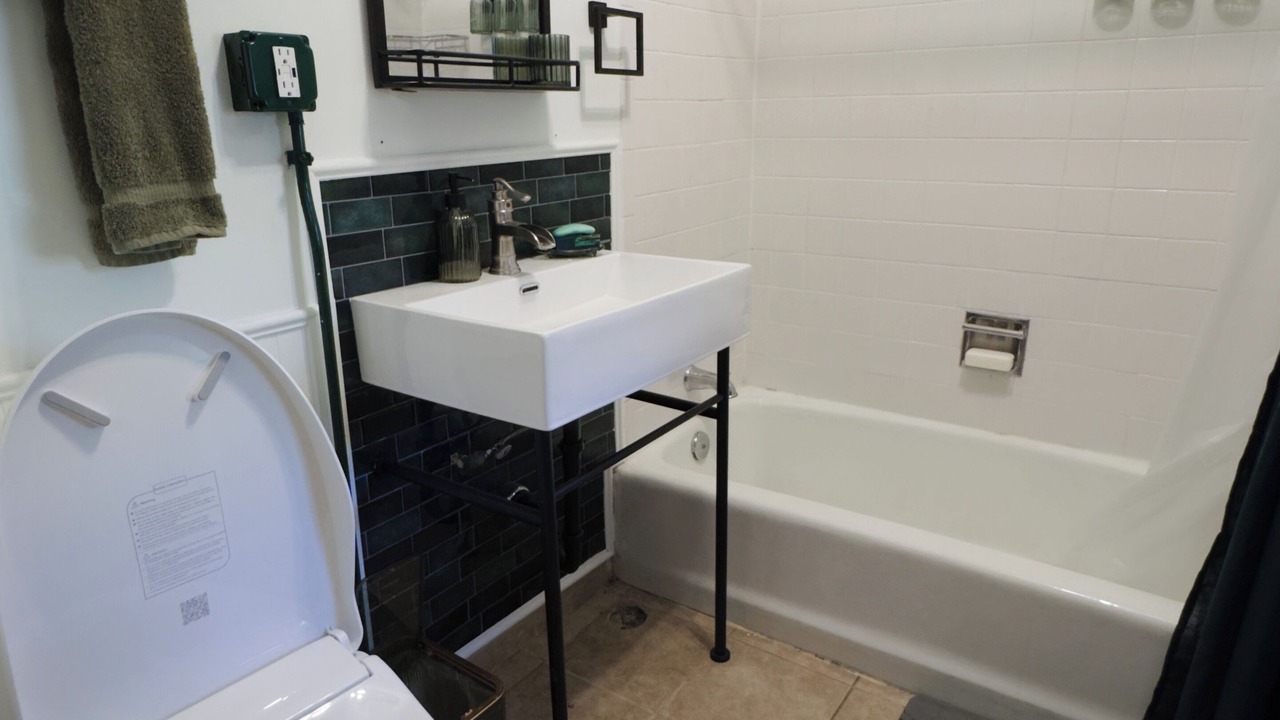 Photo of Bathroom in Albany Park