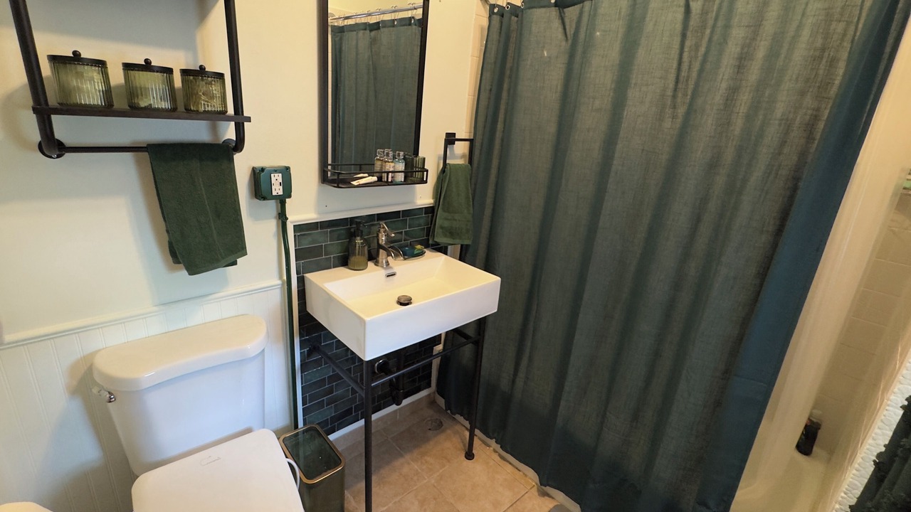 Photo of Bathroom in Albany Park