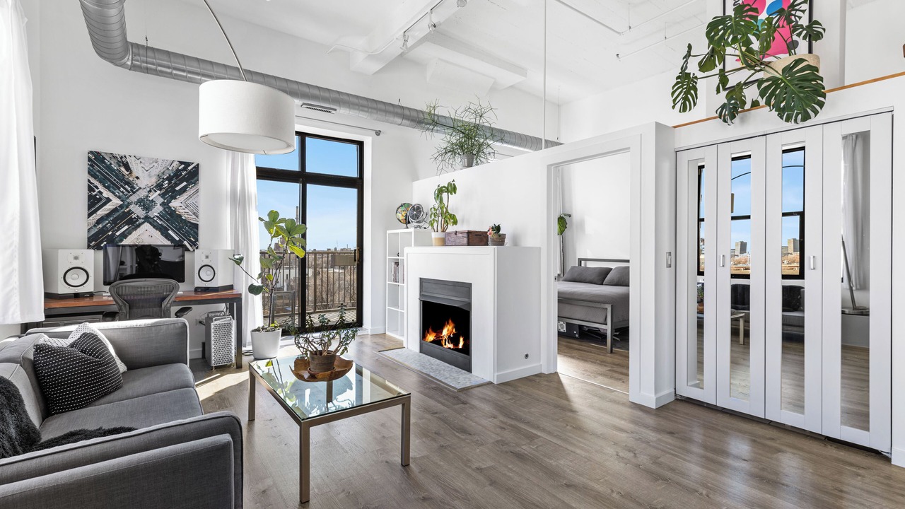 Photo of Livingroom in University Village / Little Italy