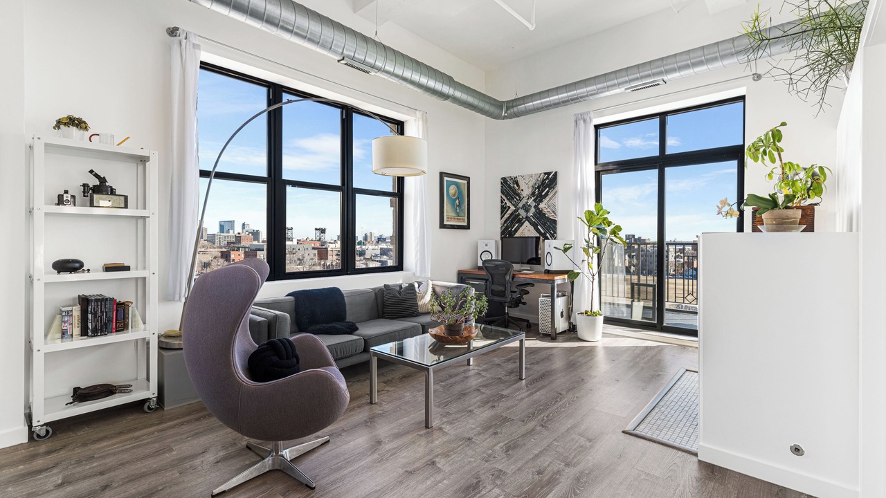 Photo of Livingroom in University Village / Little Italy