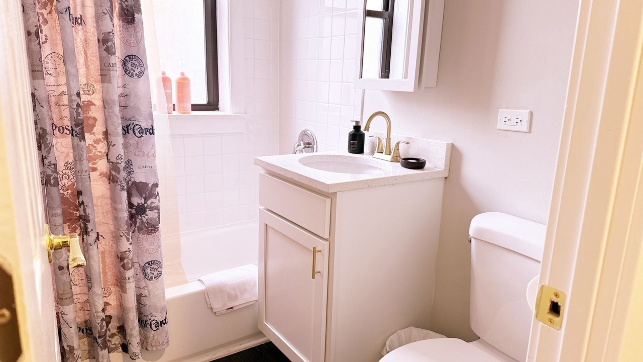 Photo of Bathroom in Rogers Park