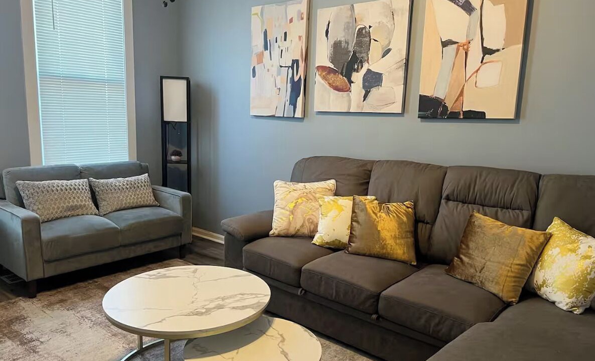 Photo of Livingroom in West Lakeview