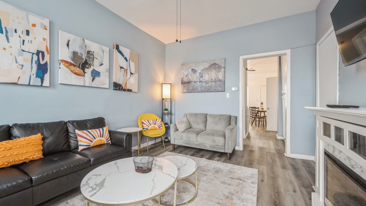 Photo of Livingroom in West Lakeview