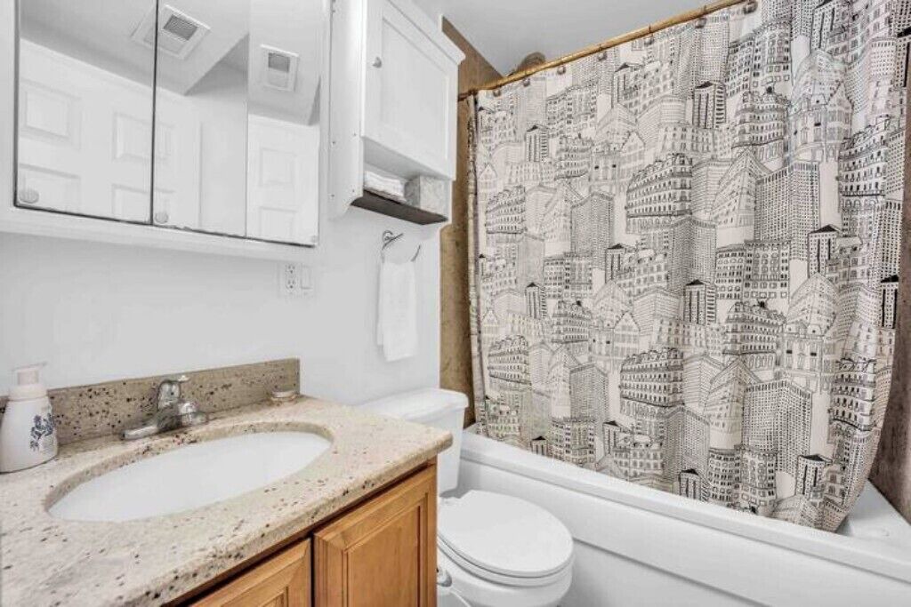 Photo of Bathroom in Logan Square