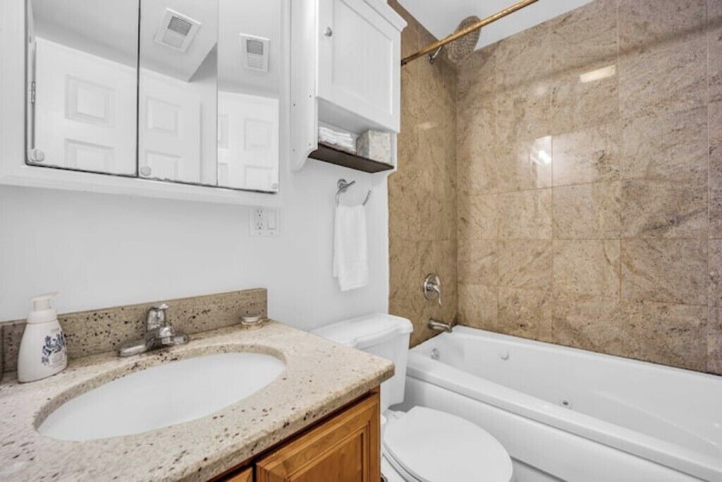 Photo of Bathroom in Logan Square
