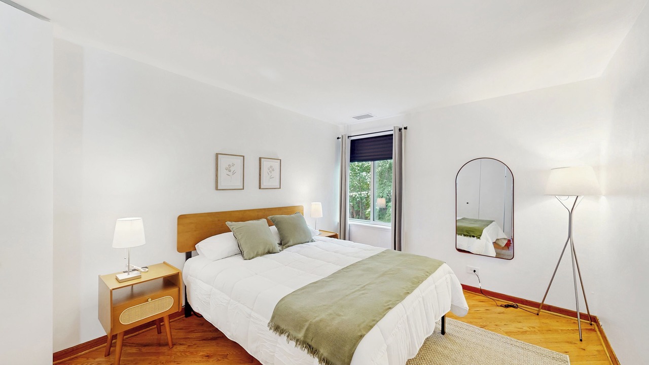 Photo of Bedroom in Lisle