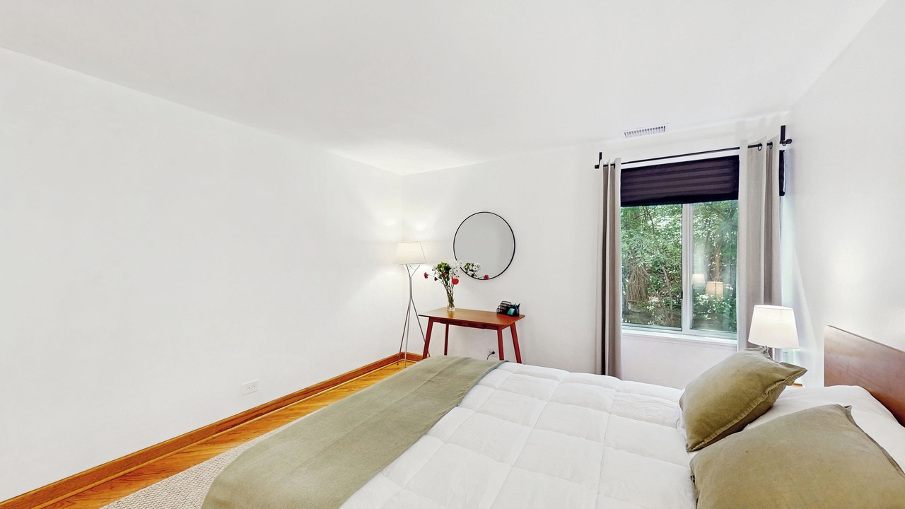 Photo of Bedroom in Lisle