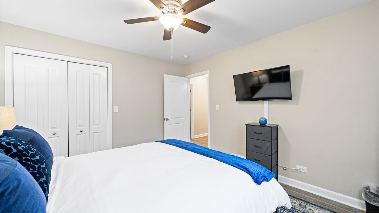 Photo of Bedroom in Lake in the Hills