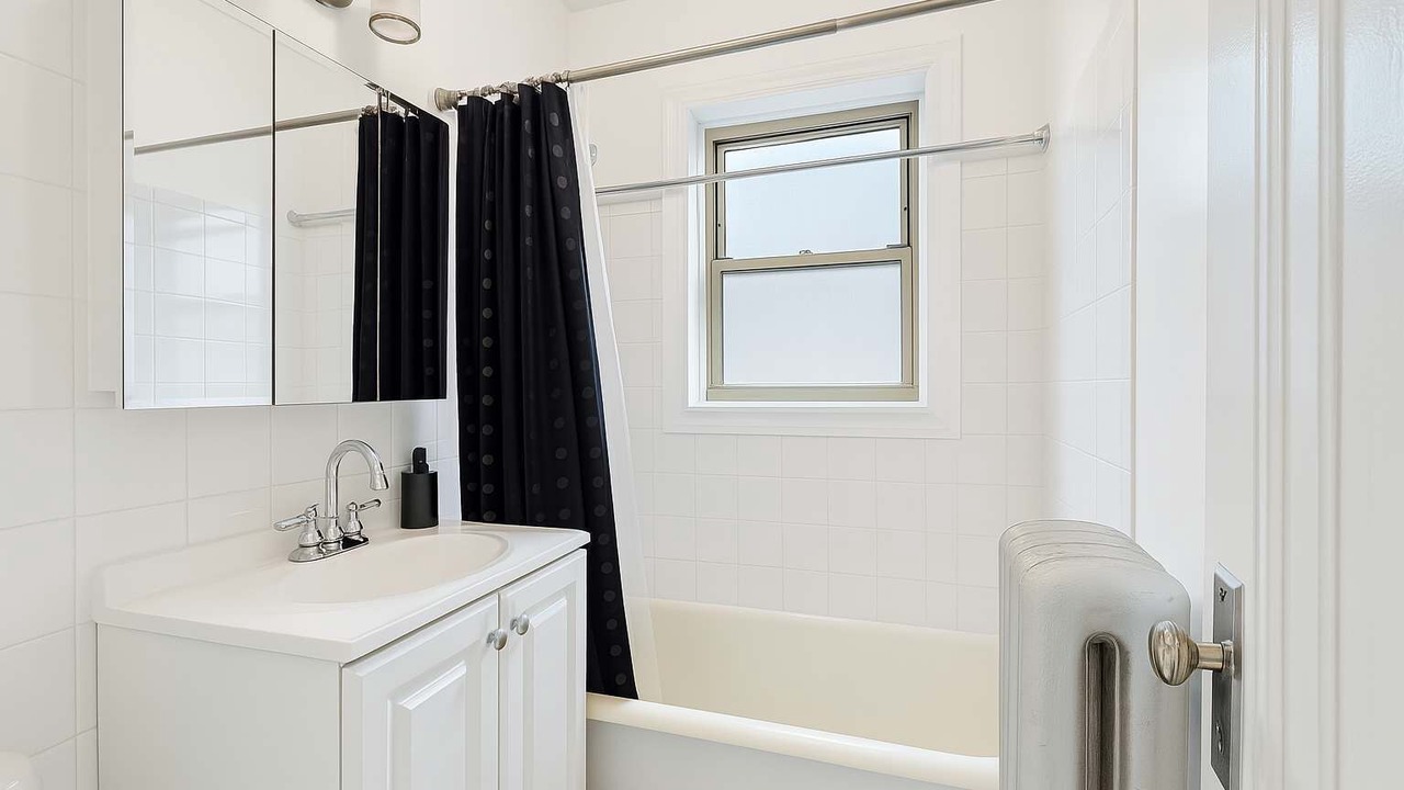 Photo of Bathroom in Lakeview