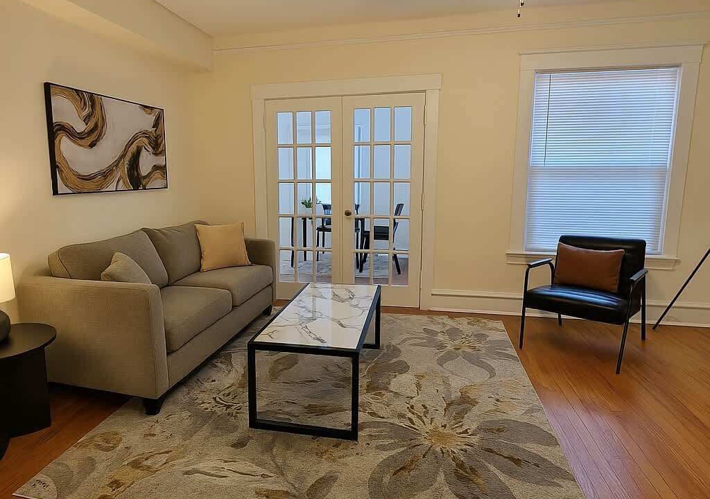 Photo of Livingroom in East Albany Park