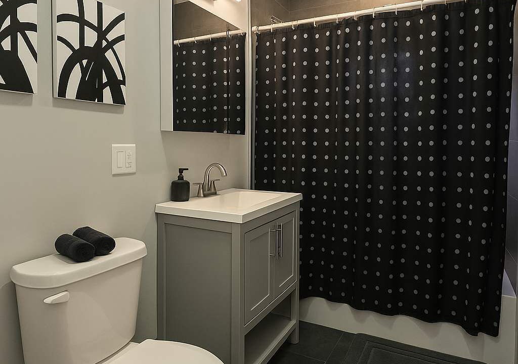 Photo of Bathroom in East Albany Park