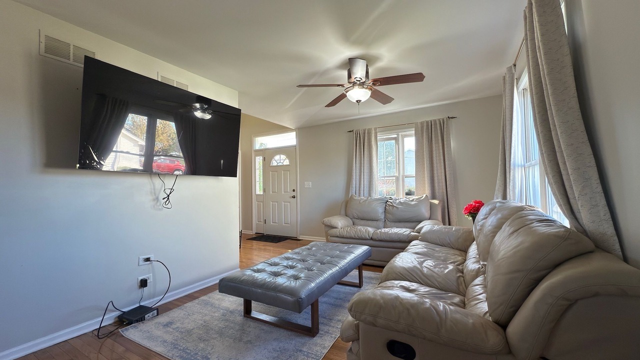 Photo of Livingroom in Plato Center