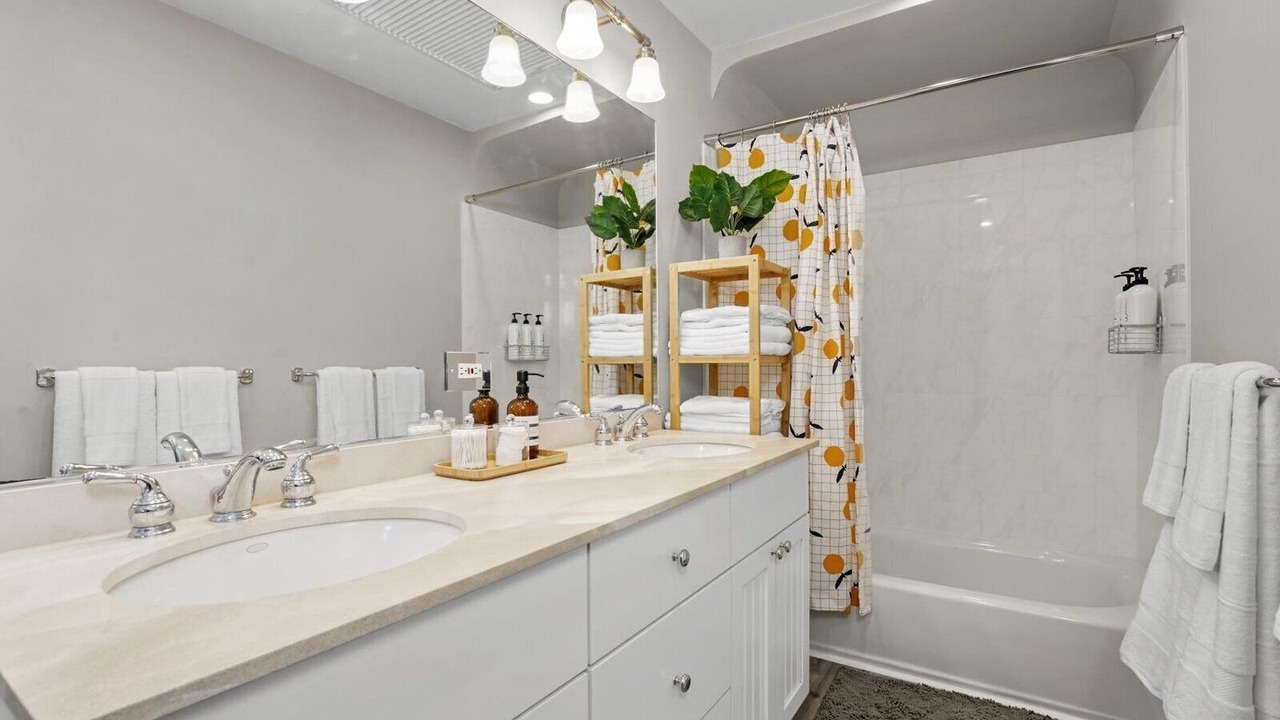 Photo of Bathroom in Lakeview