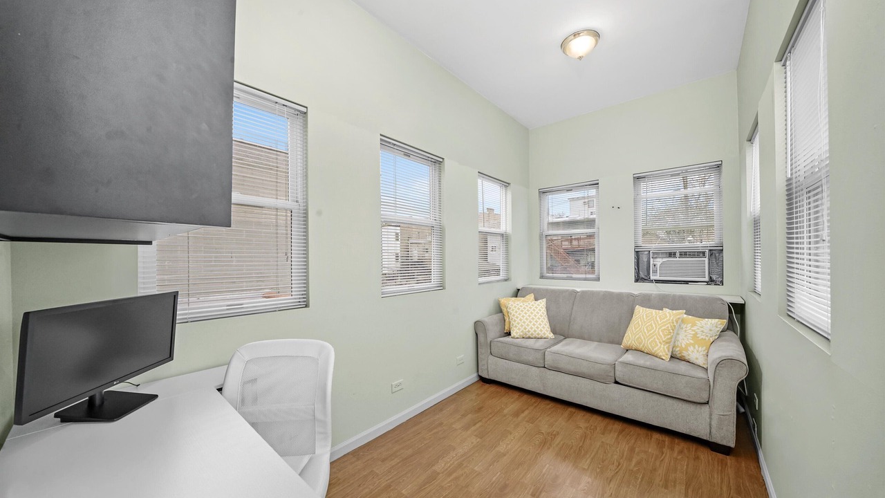 Photo of Livingroom in University Village / Little Italy