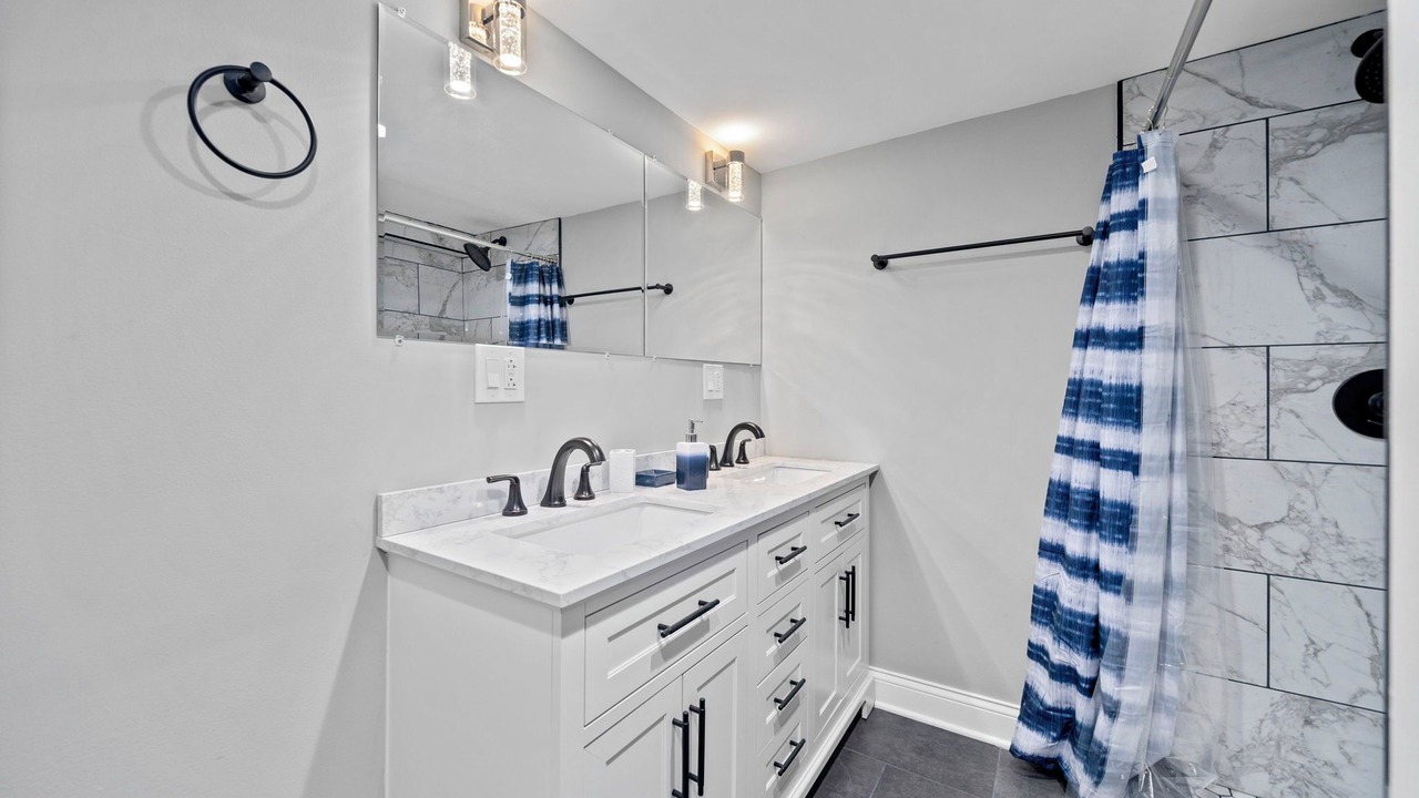 Photo of Bathroom in Avalon Park