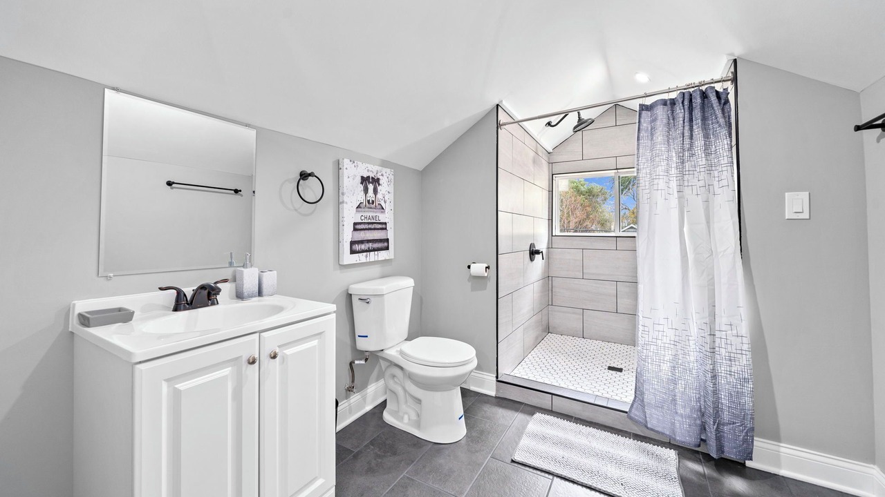 Photo of Bathroom in Avalon Park