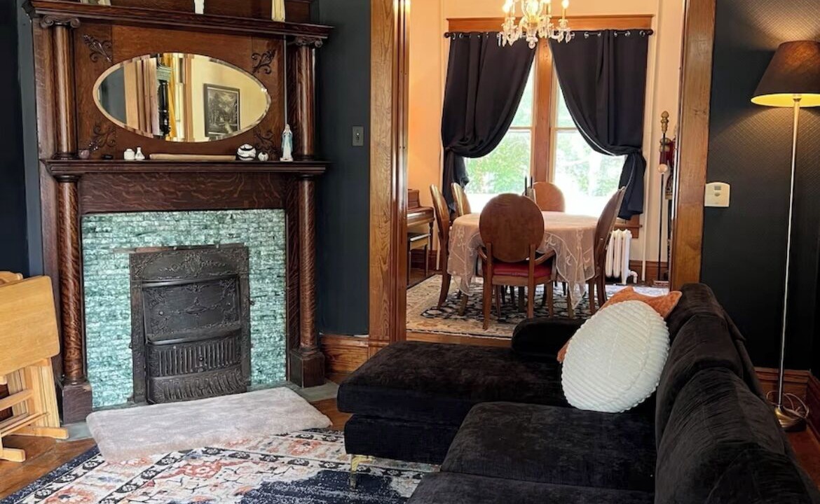 Photo of Livingroom in Champaign