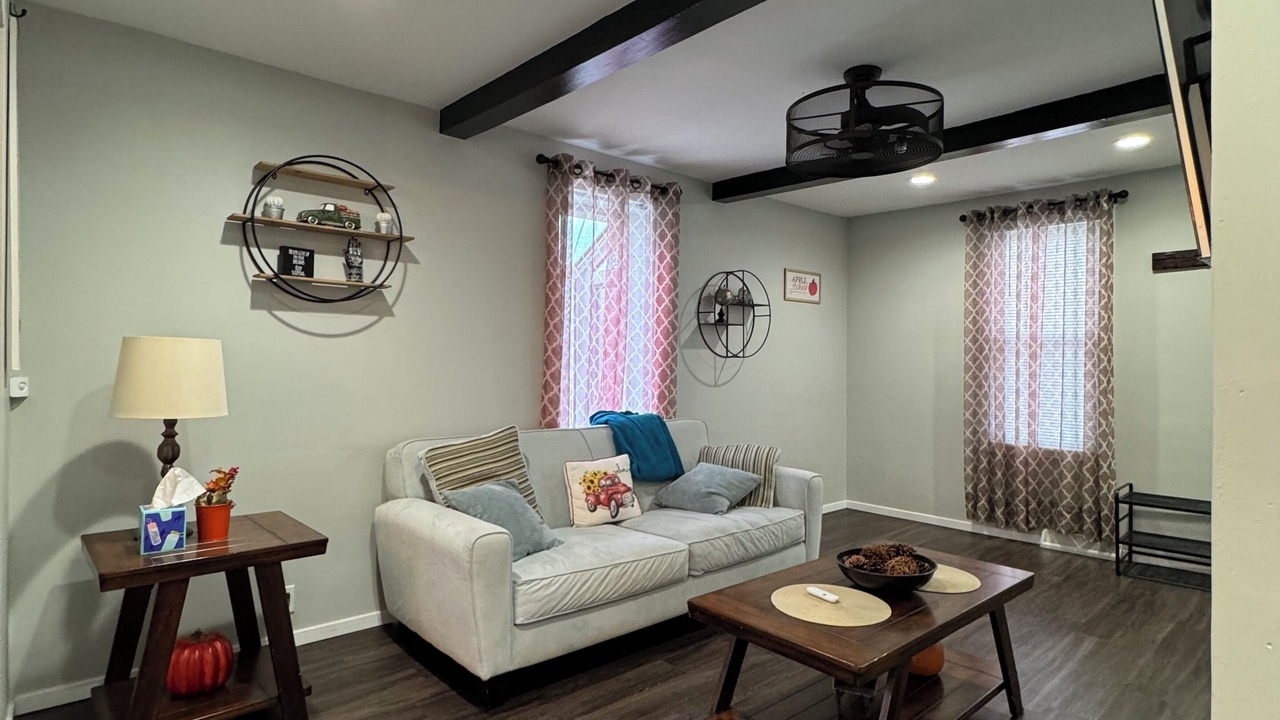Photo of Livingroom in DeKalb