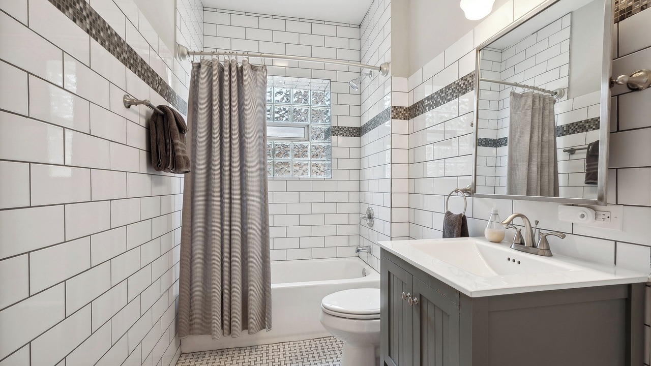 Photo of Bathroom in Rogers Park