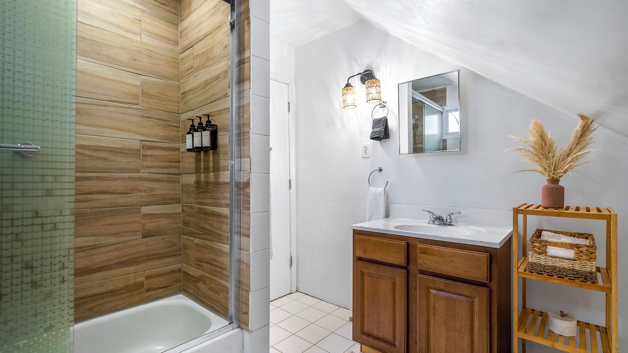 Photo of Bathroom in Lakeview