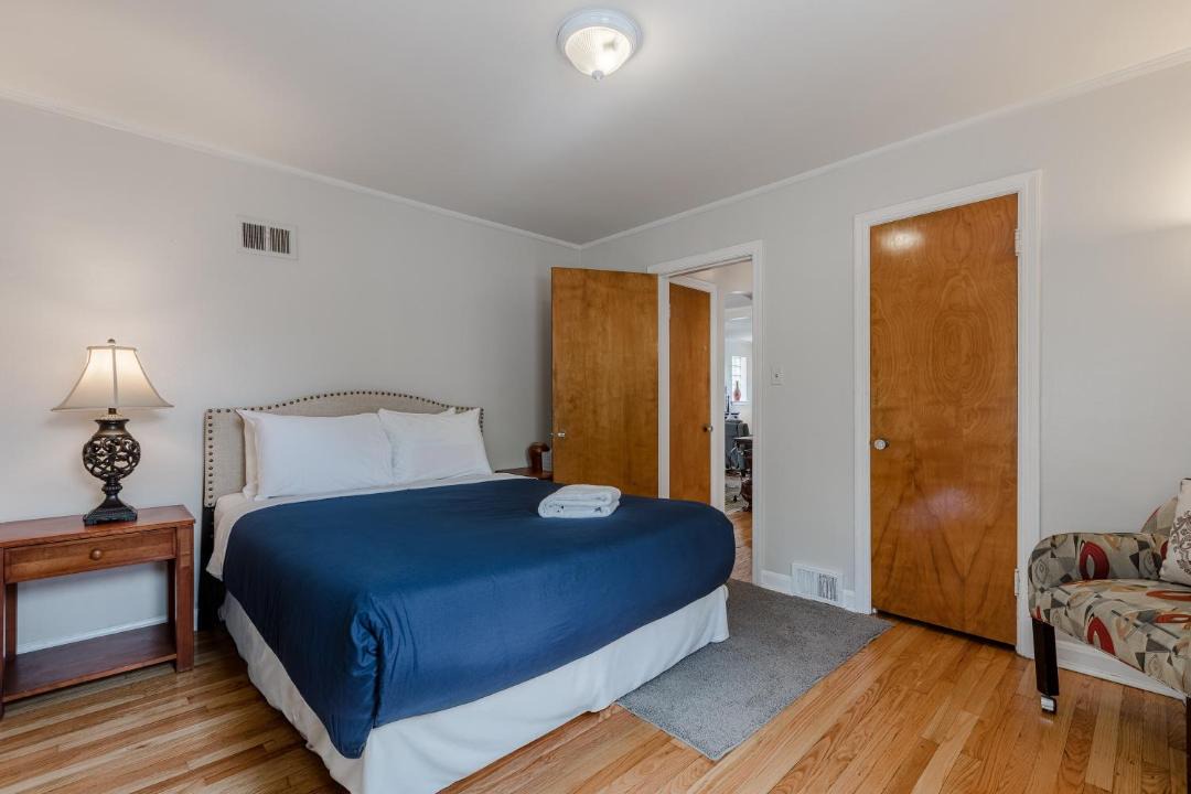 Photo of Bedroom in Evanston